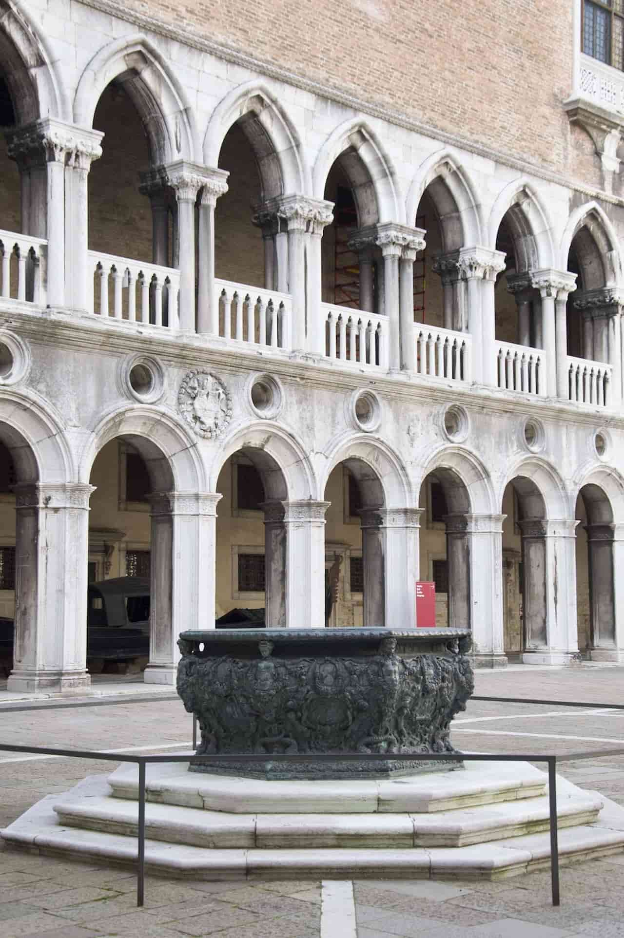 courtyard of doges palace in venice