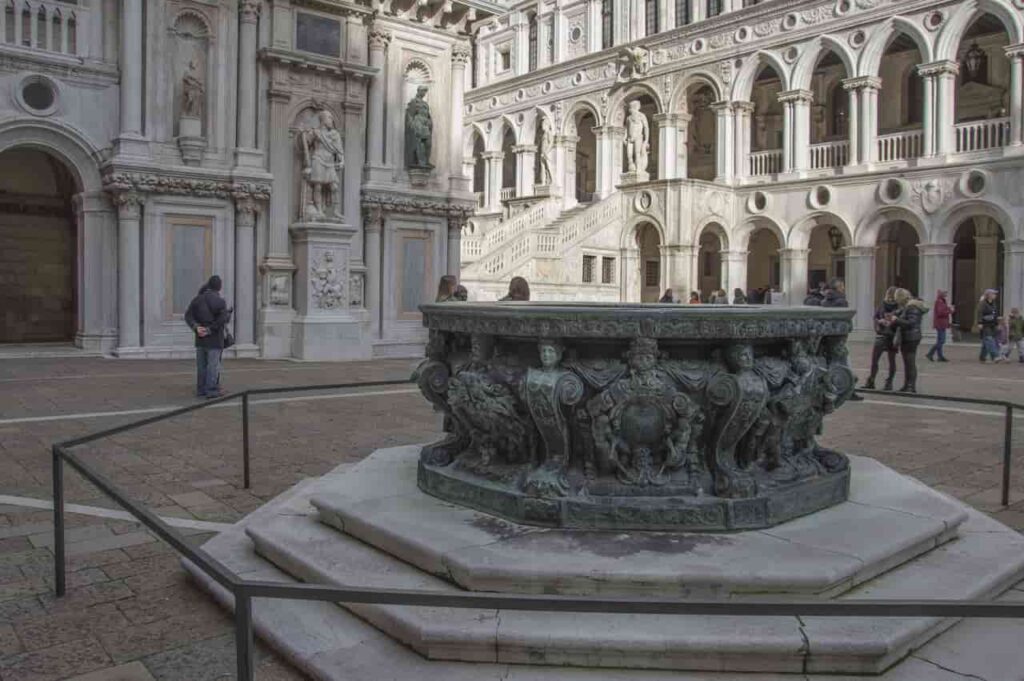 waterputten op de binnenplaats van het hertogelijk paleis Venetië