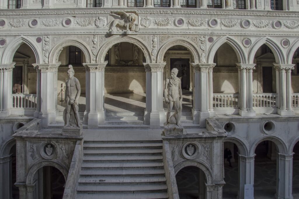 gigantyczne schody pałac dożów wenecja